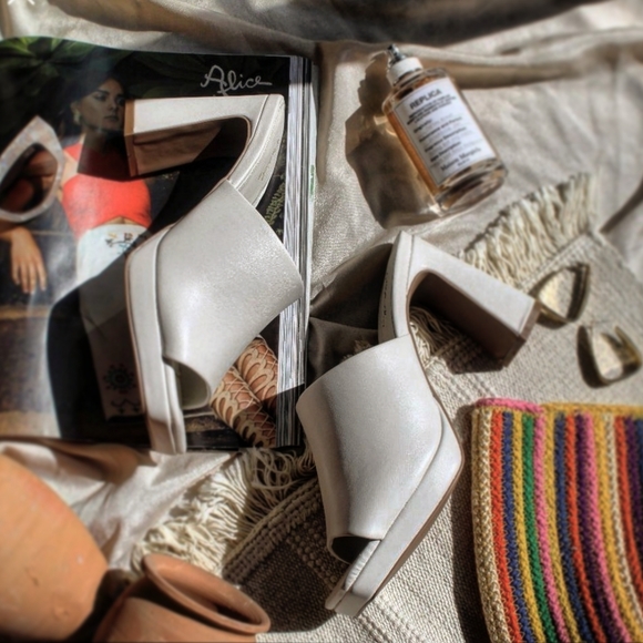 🚨LAST PAIR// Off White vegan leather block heel platform Mule - Picture 6 of 12